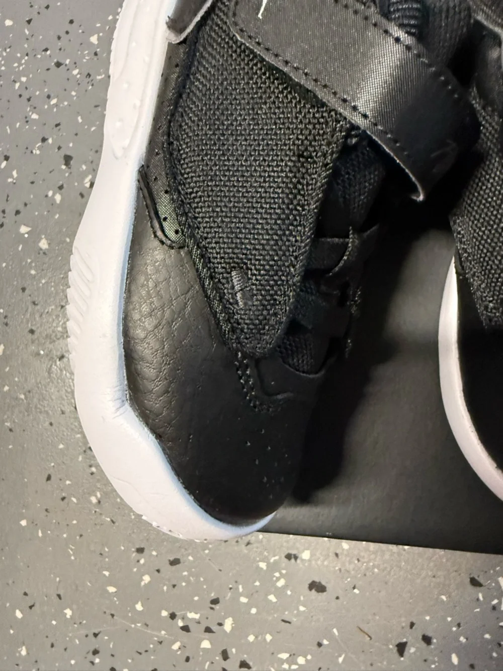 New boys Sz 9 Jordan Kids' Black & White Strap Shoes - Picture 3 of 7